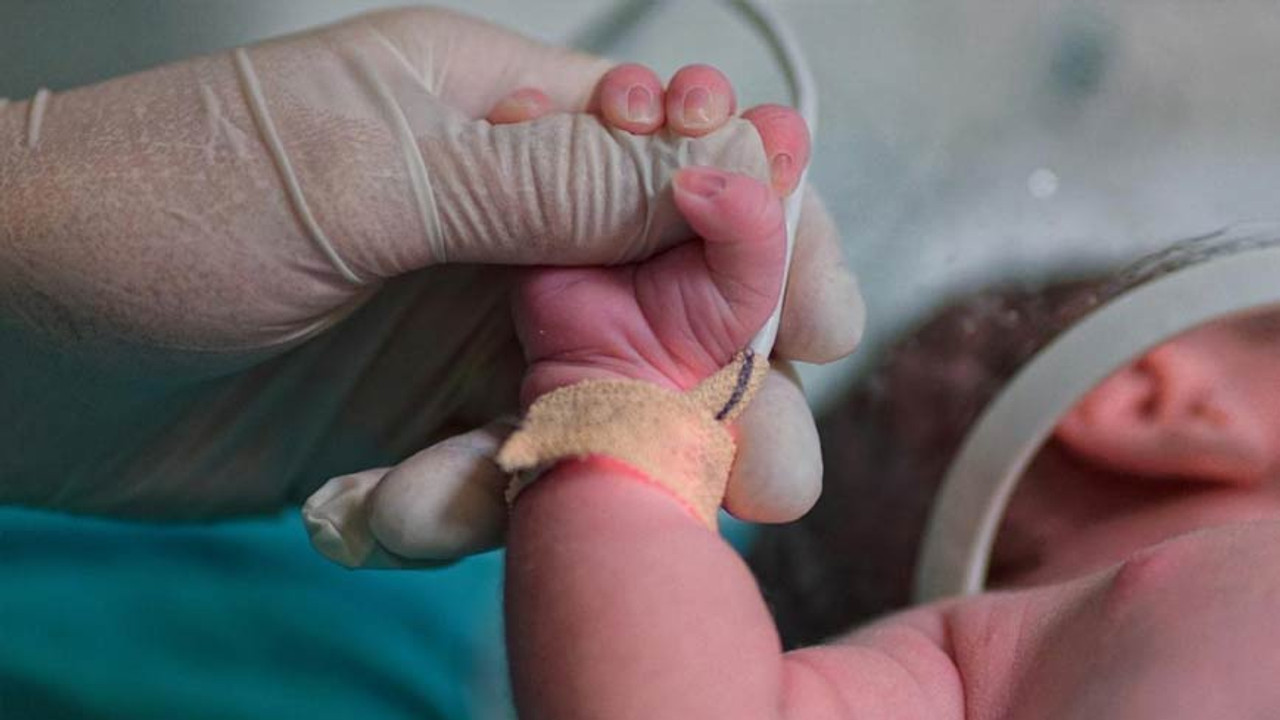 Bir anne bebeğini sosyal medyada satışa çıkardı