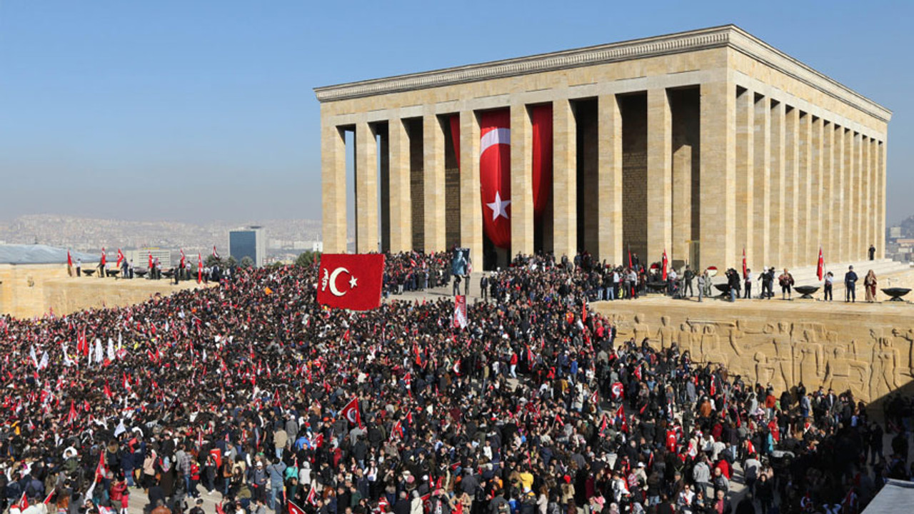 7'den 70'e herkes Ata'sına koştu! Anıtkabir'i ziyaret eden kişi sayısı açıklandı