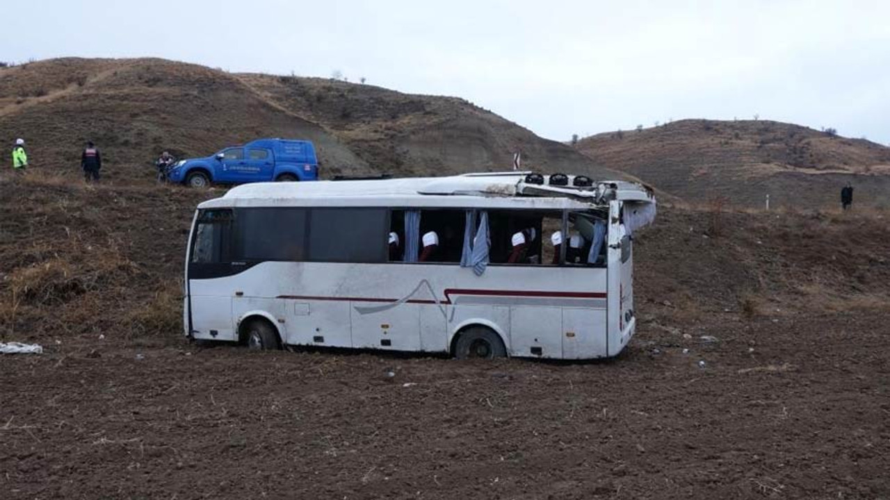 Sabah saatlerinde korkunç olay! Cenazeye giden minibüs devrildi: Çok sayıda yaralı var