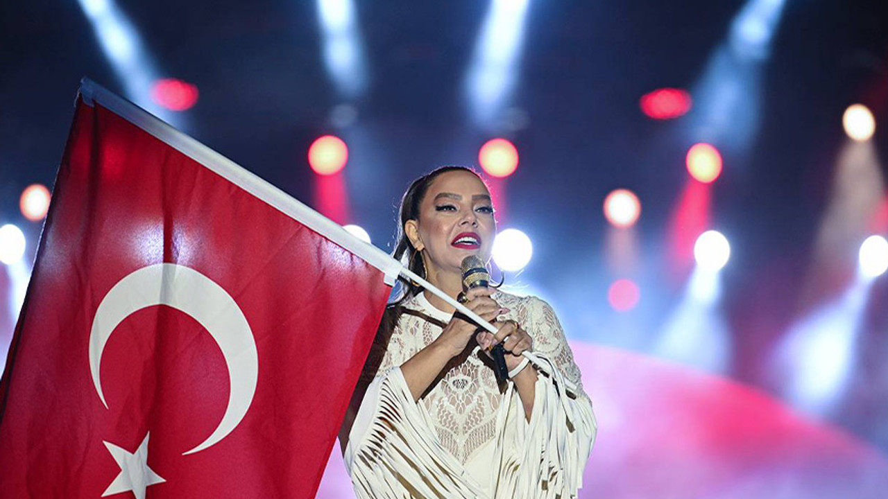 Ebru Gündeş Ankara'yı karıştırdı!