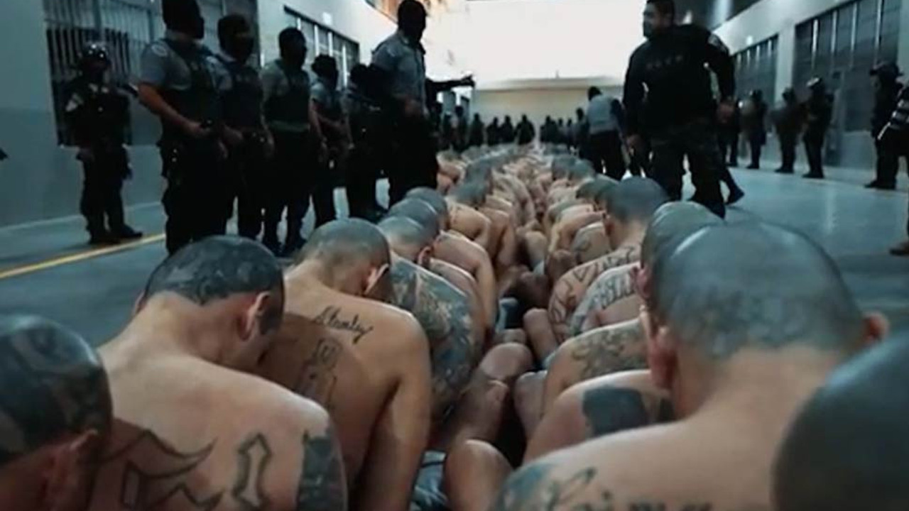 Dünyanın en azılı suçlularının olduğu CECOT hapishanesinde şoke eden görüntüler!