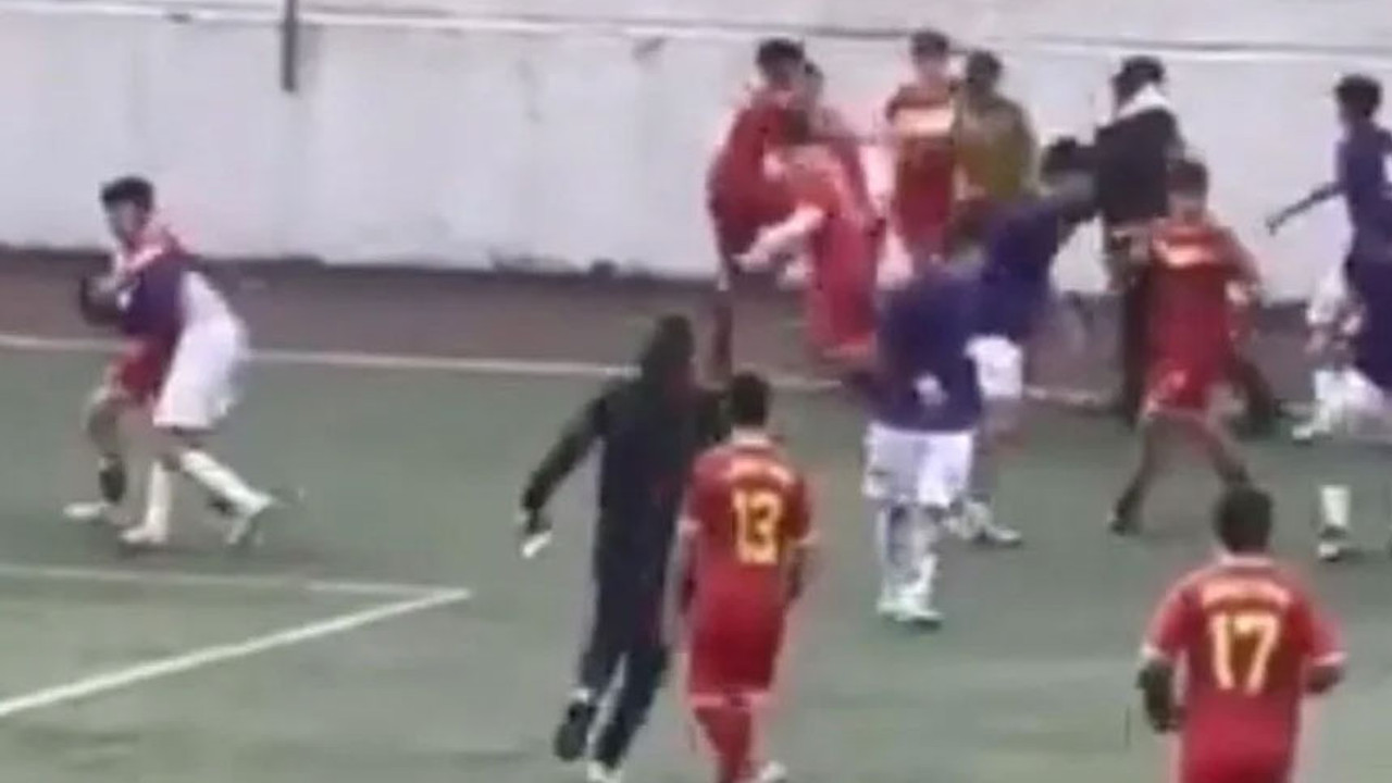 Yeşil saha ringe döndü! Polis futbolcuları zor ayırdı