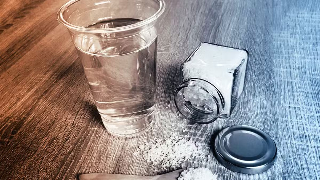 Yatarken Yanınıza Tuzlu Su Koymanın Sırrı: Gerçekten Faydalı mı?