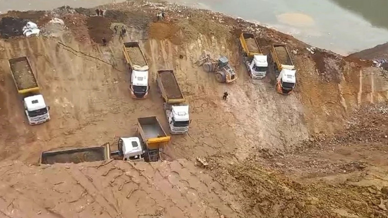 Gebze’de toprak kayması korkuttu! Kamyonlar yamaçta asılı kaldı