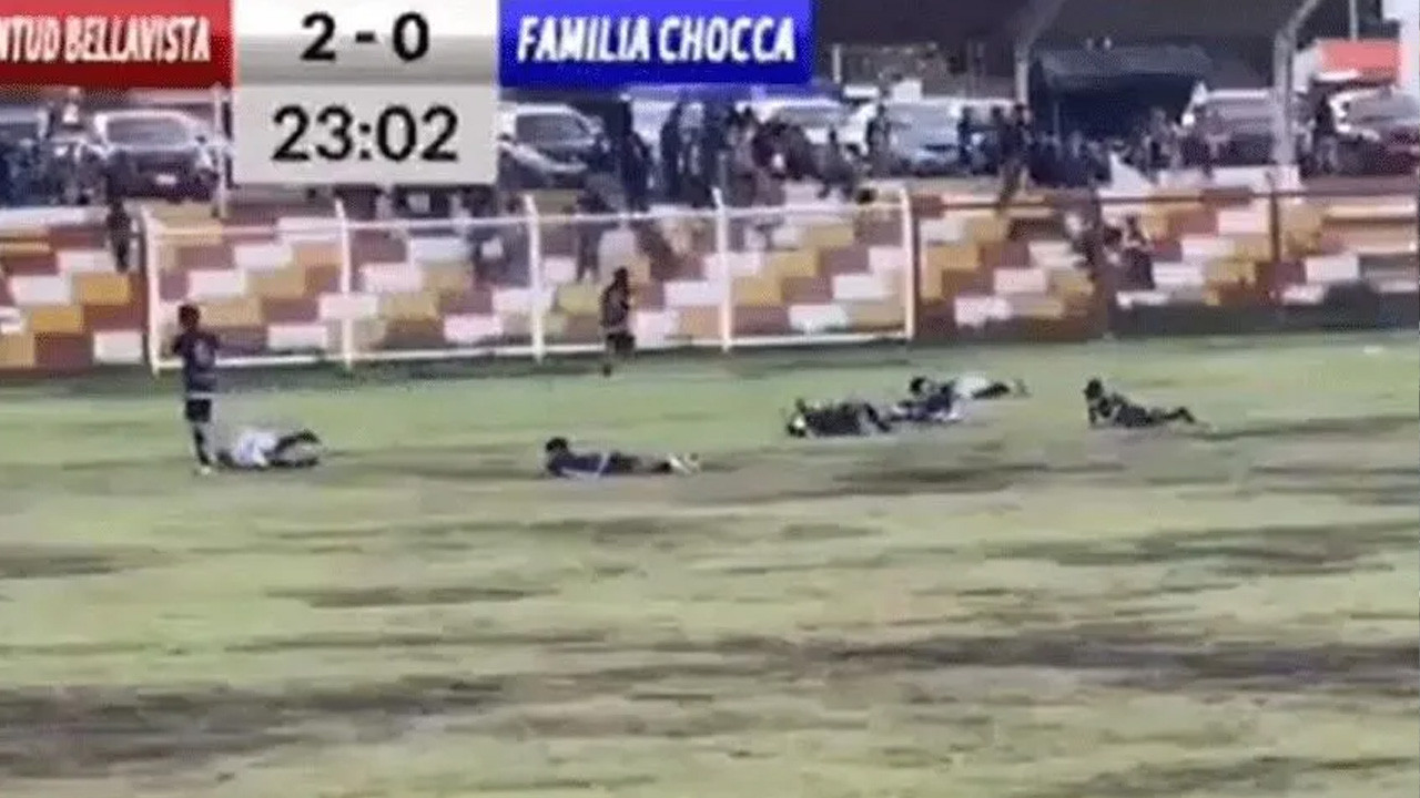Futbol maçında sahaya yıldırım düştü! Bir anda yere yığıldılar