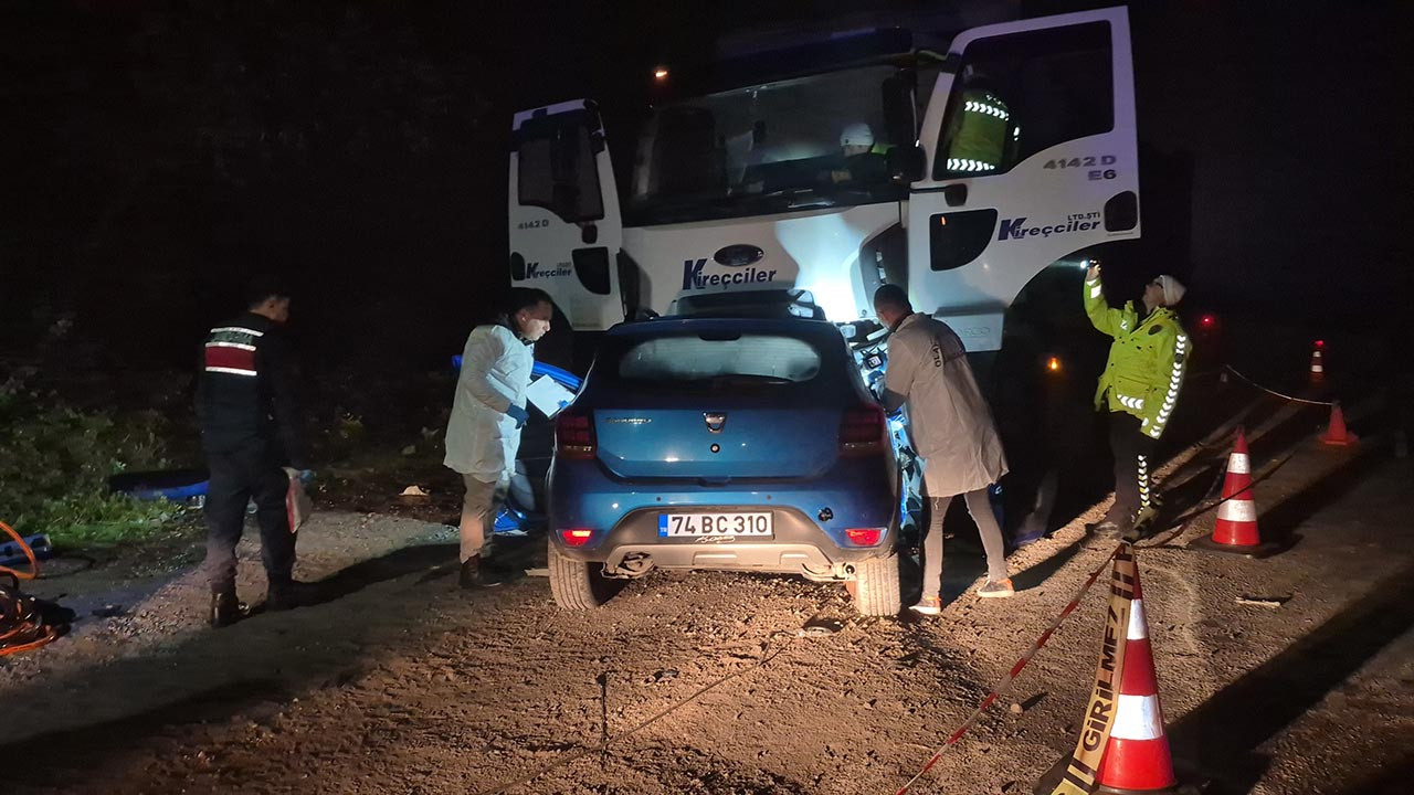 Eğlencenin sonu çok kötü bitti! Parti dönüşü bir araçla yarış yapan otomobil kamyonun altına girdi: Çok sayıda ölü var