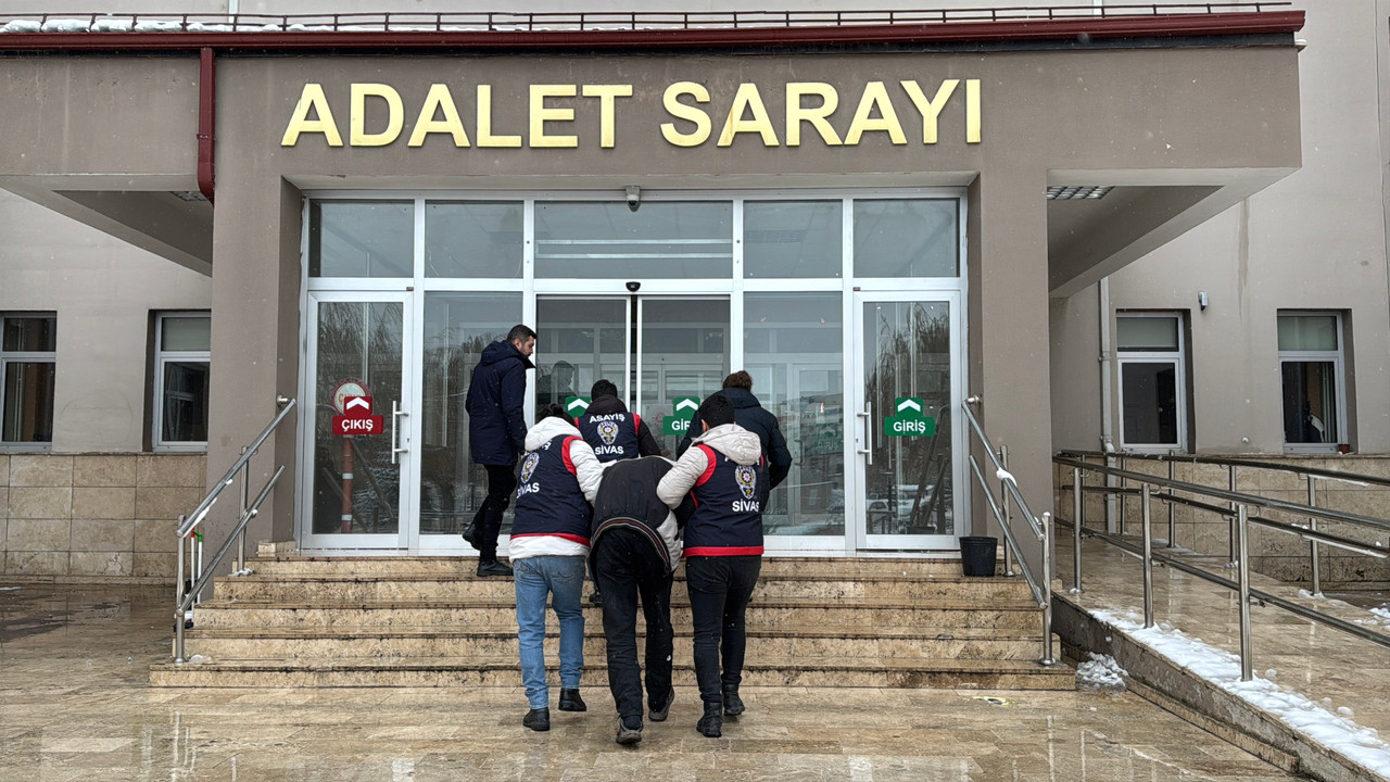 Annesini boğdu, ikizini vurdu! Katil zanlısı adliyede