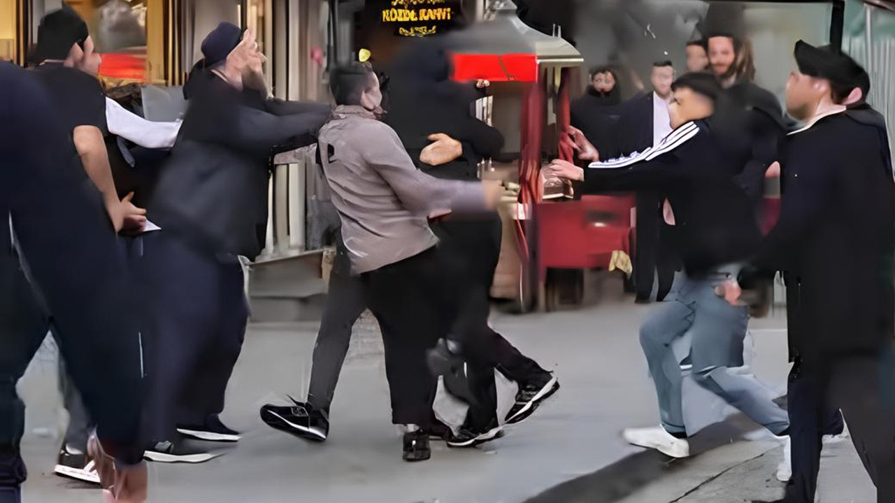 Eminönü'nde iki grup sopalarla birbirine saldırdı: Kavga anları kamerada