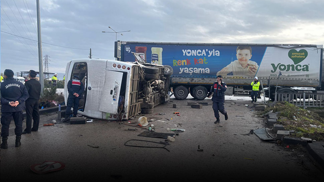 Okul servisi, TIR'la çarpıştı: 8 öğrenci ağır yaralı