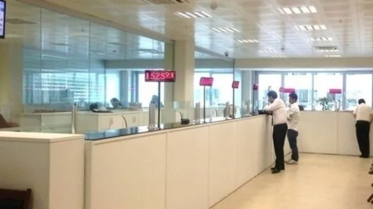 BANKALAR YARIN (31 ARALIK) AÇIK MI? 31 Aralık Salı günü bankalar tam gün mü yarım gün mü, saat kaça kadar açık?