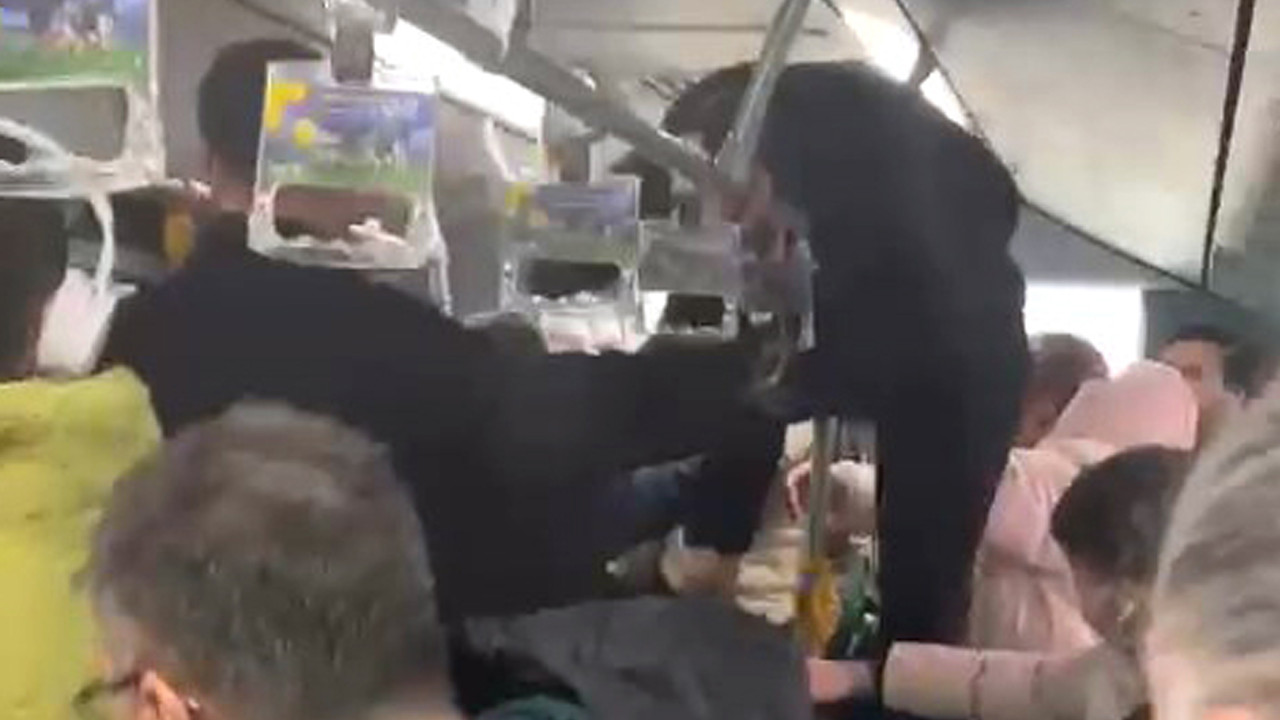 Metrobüste boş koltuk kavgası: Tekme ve yumruklar havada uçuştu