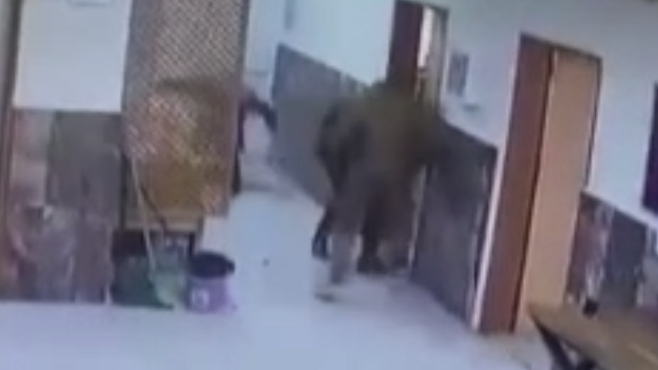 Öğretmenlere tekme tokat saldırı!