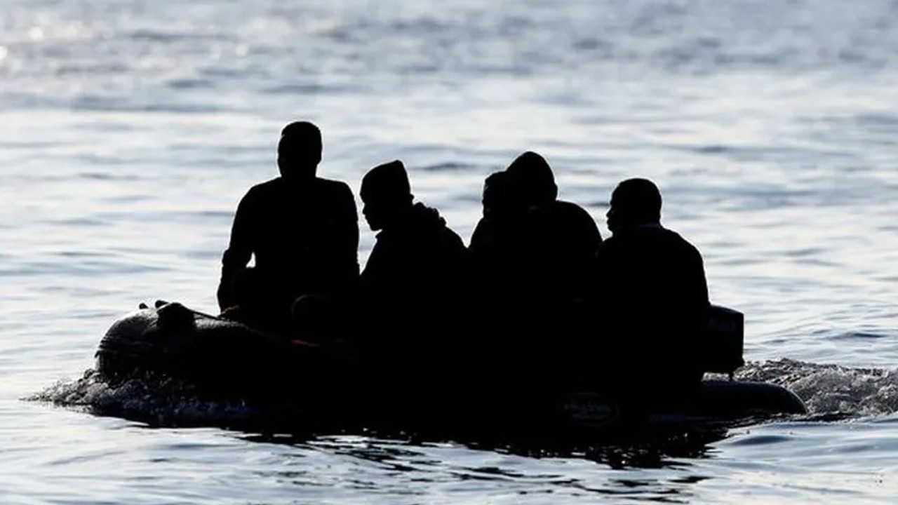 İzmir'de düzensiz göçmenleri taşıyan lastik bot battı: 5 kişi kayıp