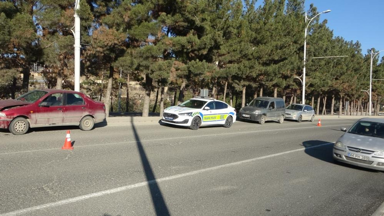Malatya'da 5 araçlı zincirleme kaza: 2 yaralı