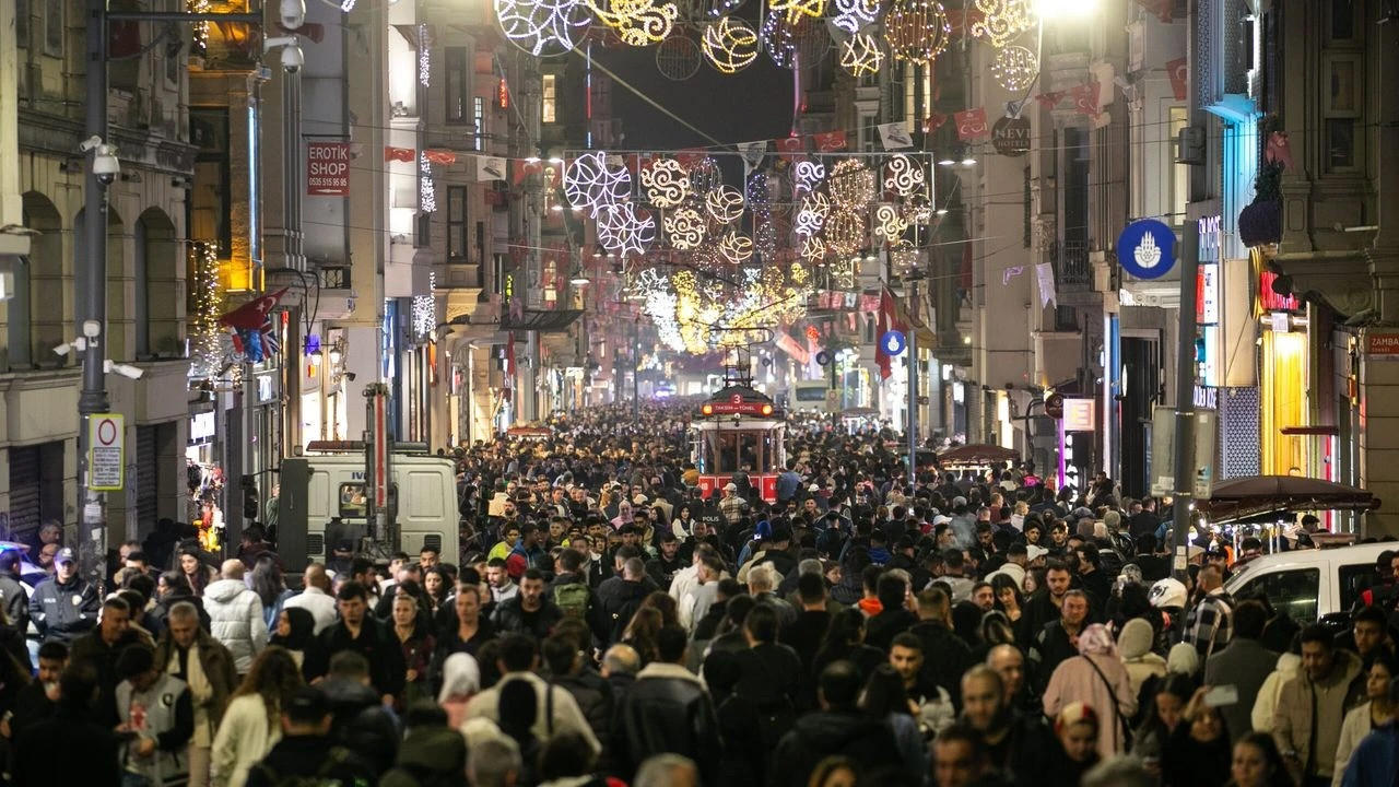 İstiklal Caddesi'nde yeni yıl coşkusu: Adım atacak yer kalmadı