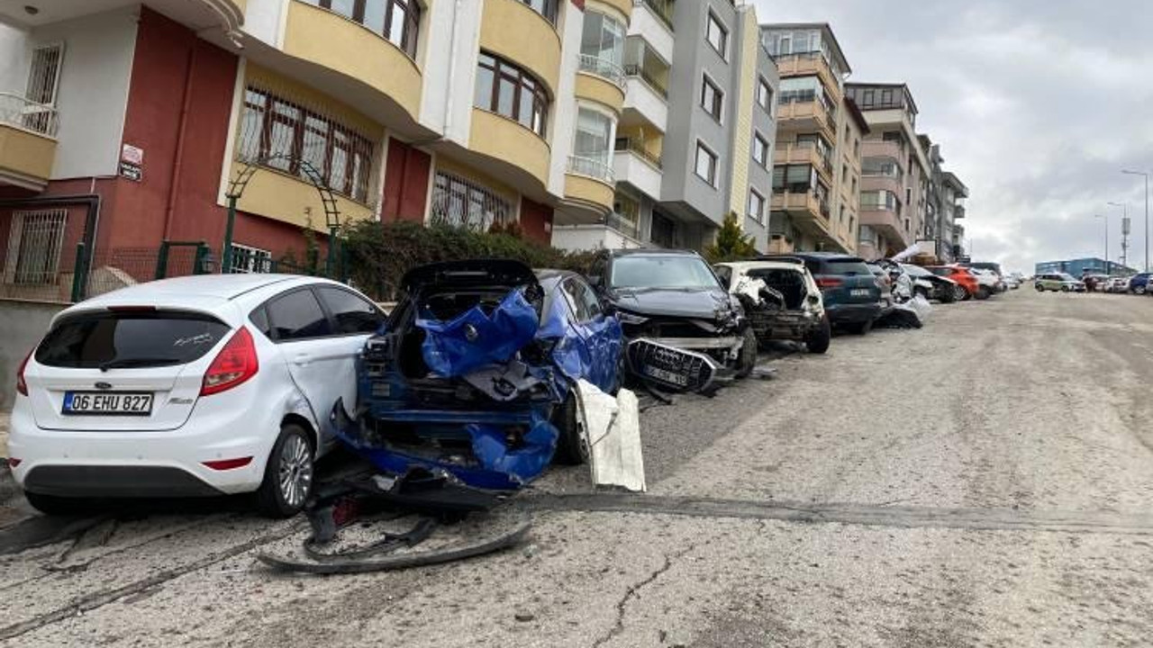 Ankara'da hafriyat kamyonu 11 araca çarparak devrildi
