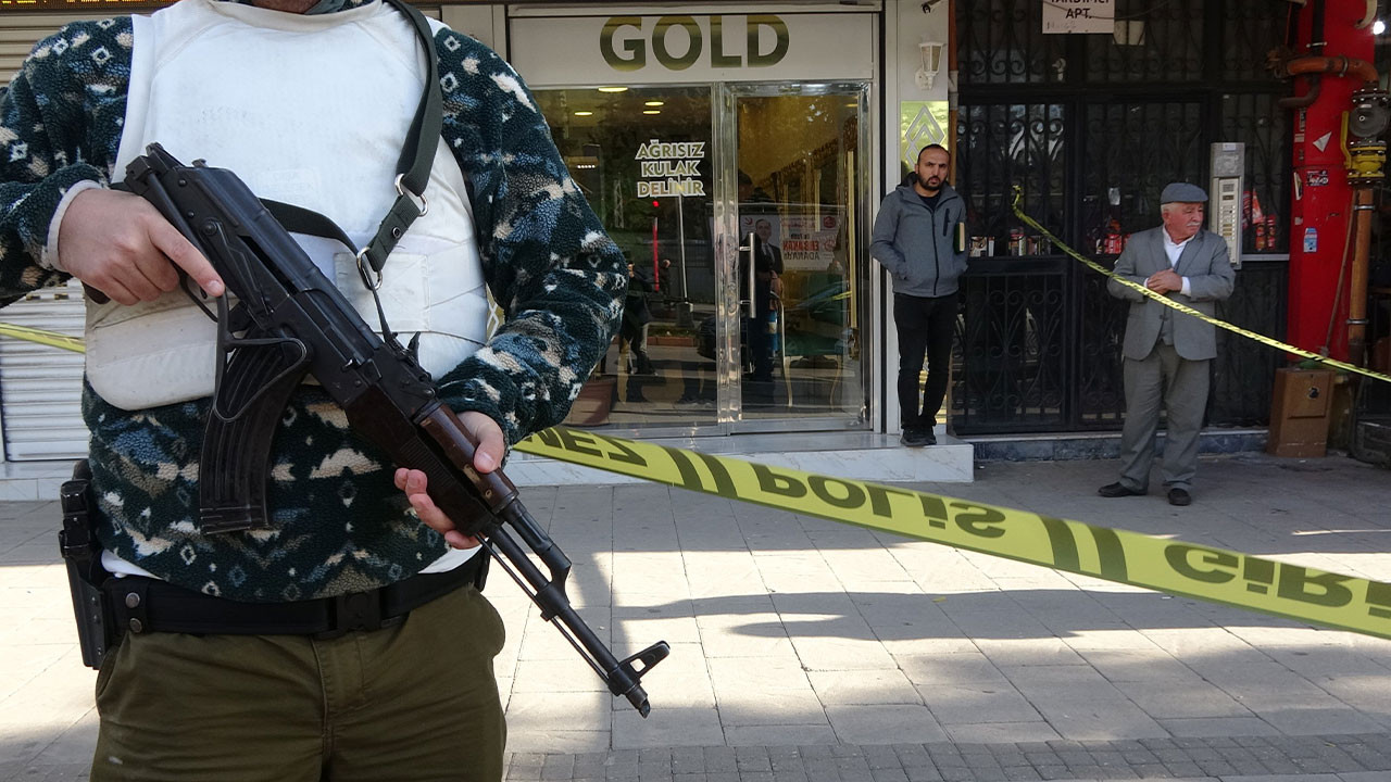 Adana'da film gibi soygun! Kuyumcuya kalaşnikofla geldiler