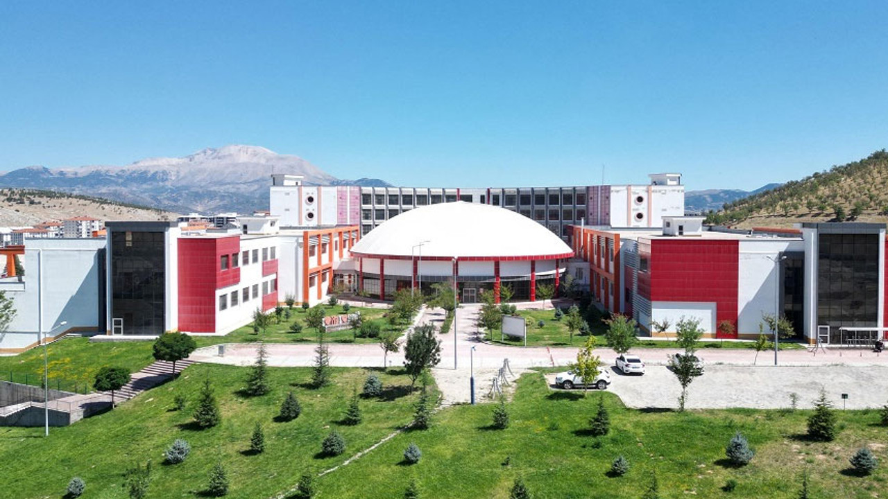 Sevgilisiyle tartışan genç çatıya çıktı: Ağır yaralandı