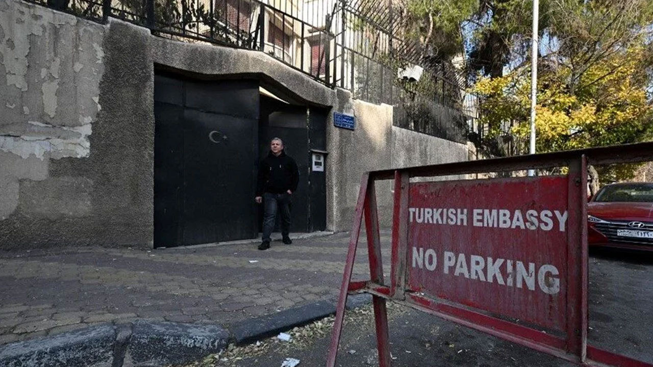 Suriye'de 12 yıl sonra bir ilk! Şam Büyükelçiliği'ne Türk bayrağı çekildi