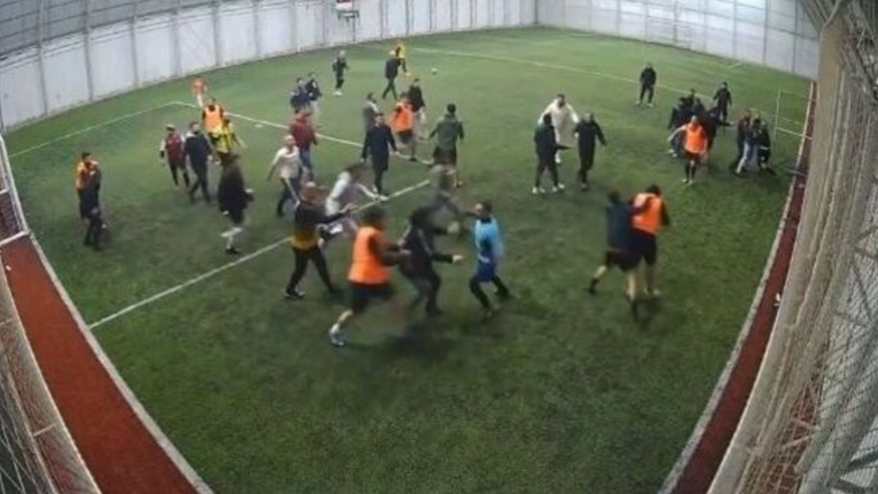 Futbol oynamaya geldiler, halı sahada birbirlerine girdiler: Yaralılar var