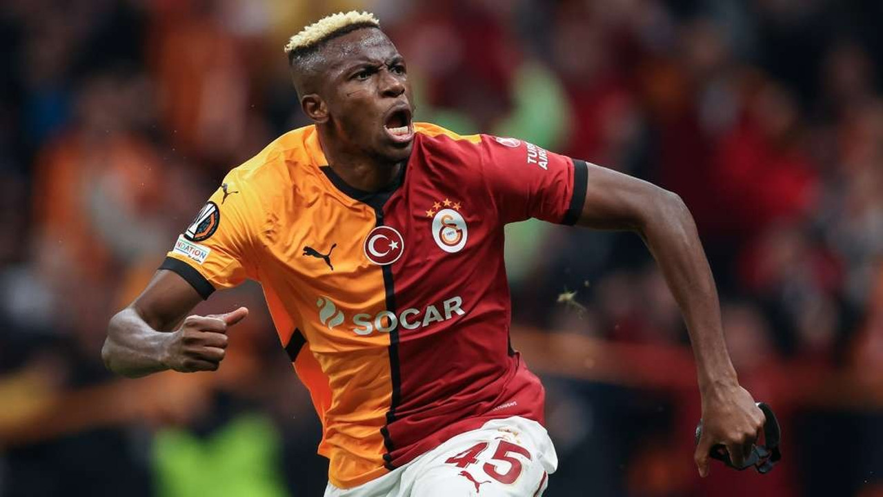 Galatasaray'ın yıldızı Osimhen mekan çıkışı gazeteciye yumruk attı: İşte o görüntüler!