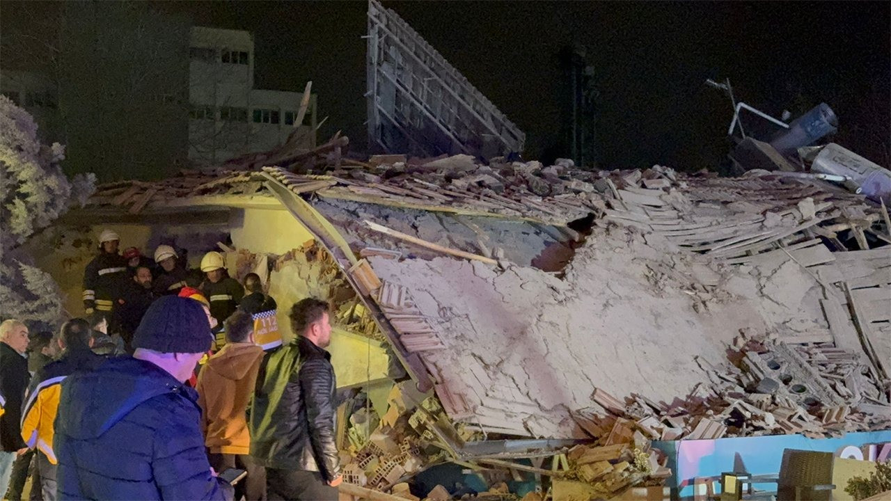 Konya'da 3 katlı bina çöktü: Enkazda kalan 5 kişiden 2'si kurtarıldı