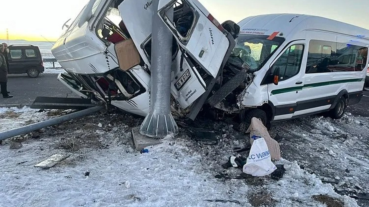 Kars’ta can pazarı: Feci kazada 1’i ağır 20 yaralı!