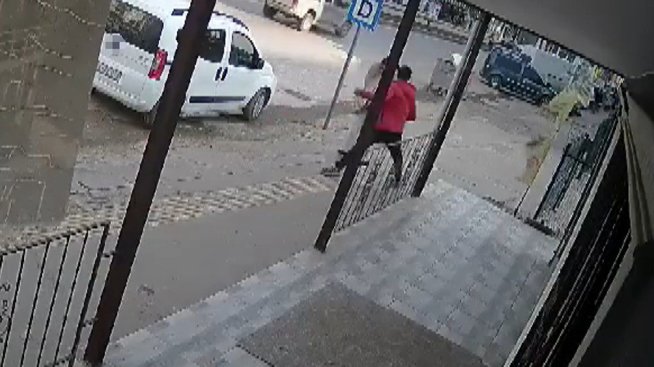 Bu nasıl insanlık? Sokakta yürüyen kadına ölümcül yumruk!