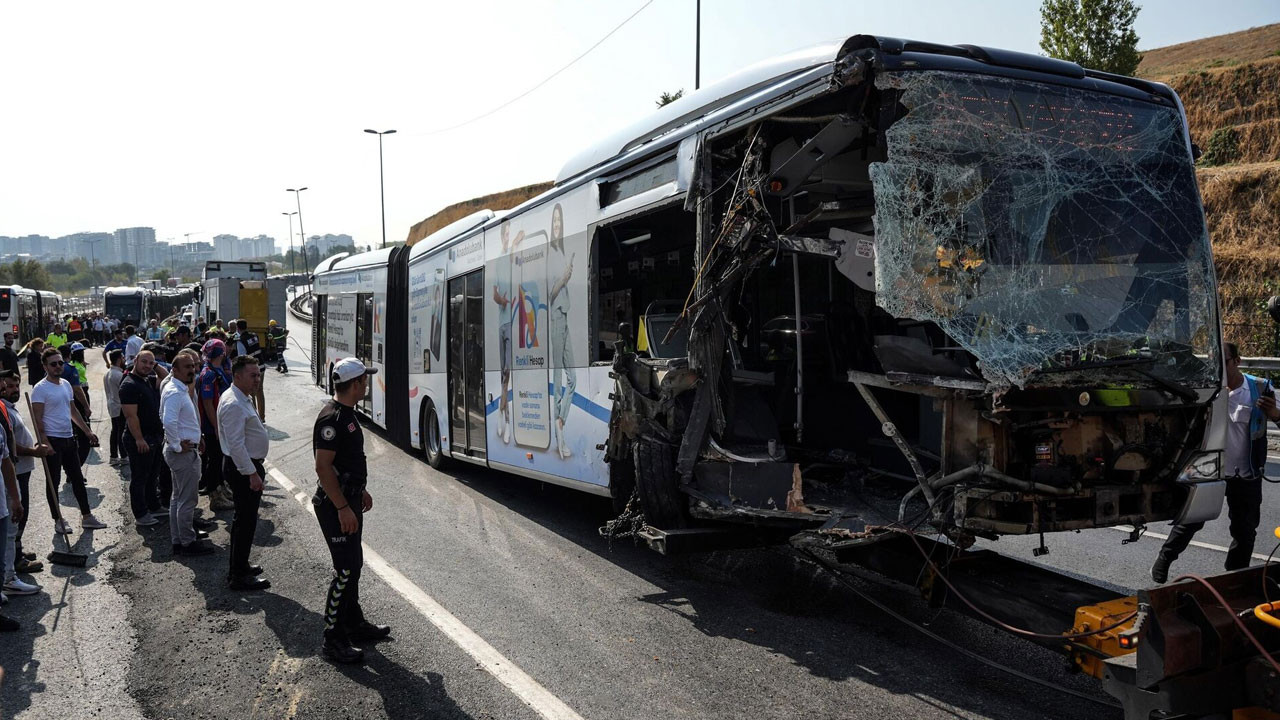 Metrobüs kazasında bir kişi ölmüştü: 4 kişi tahliye edildi!