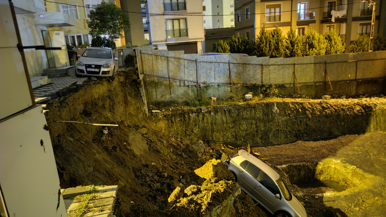 İstanbul'da toprak kayması! Otomobil inşaat temeline düştü