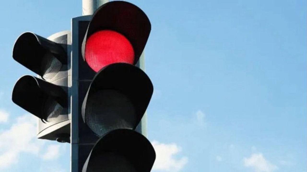 KIRMIZI IŞIKTA GEÇMENİN CEZASI NE KADAR? 2025 trafik cezaları belli oldu!