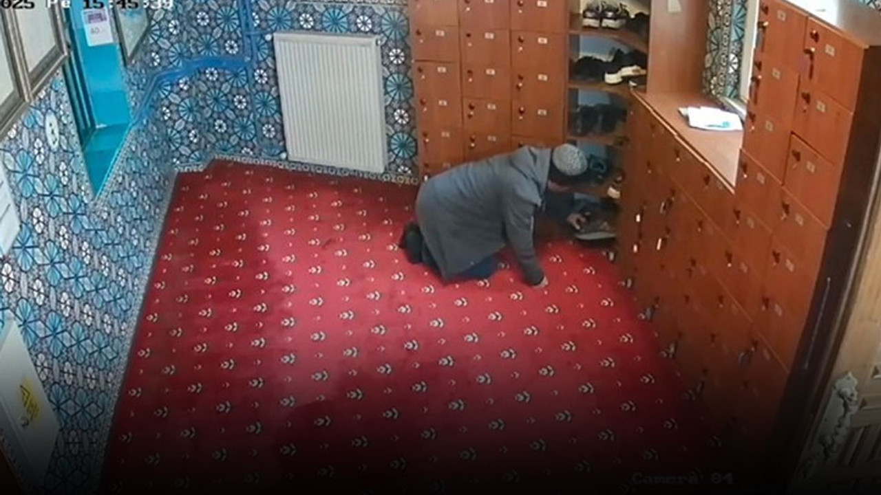 Namaz kılıyor gibi yapıp ayakkabı çaldı! Pes dedirten savunma
