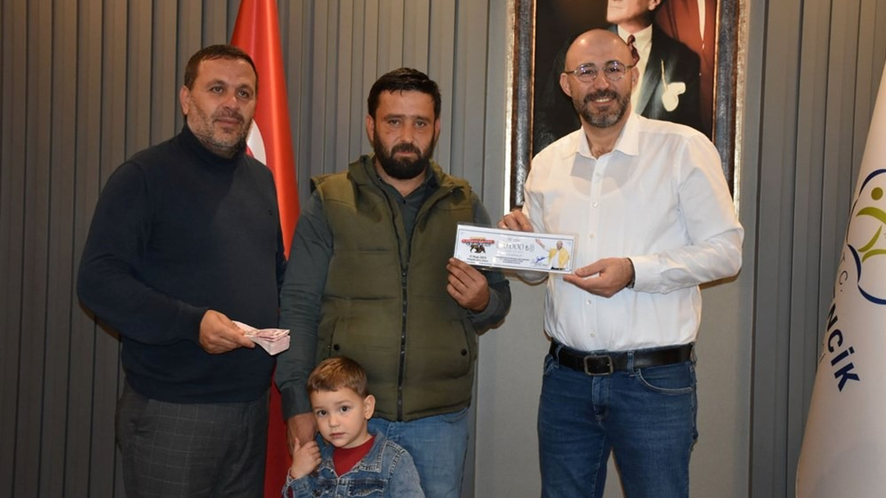 İncir ağacına takılı halde hediye çeki buldu: Hayvan barınağına bağışladı