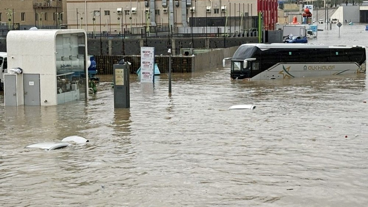 Mekke'de kırmızı alarm: Araçlar sürüklendi, insanlar mahsur kaldı