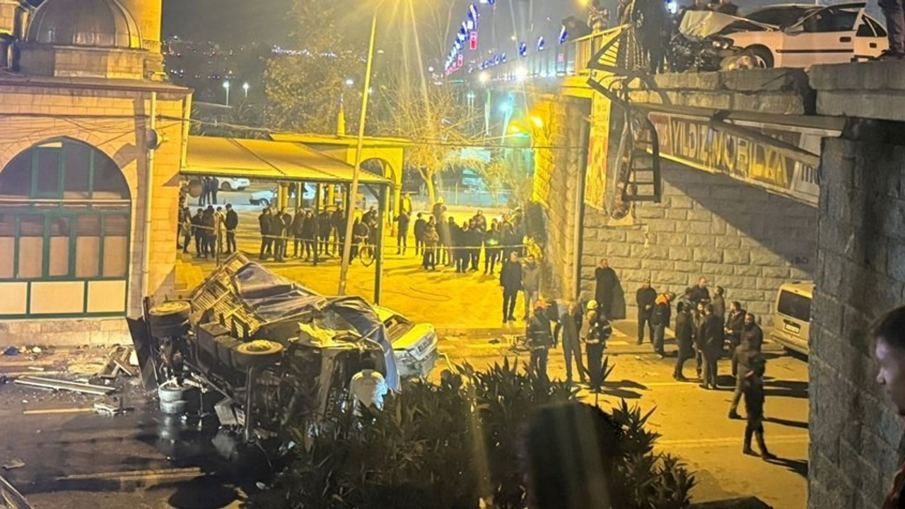 Şanlıurfa'da freni boşalan kamyon köprüden uçtu: Çok sayıda ölü ve yaralı var