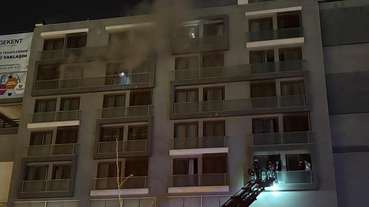 Denizli'de 7 katlı apartmanda yangın: Mahsur kalanlar var