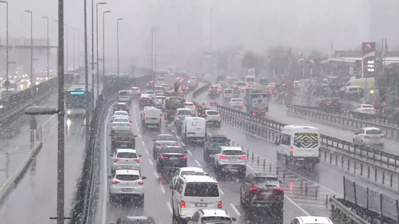 İstanbul'da kar alarmı! Trafik durma noktasına geldi