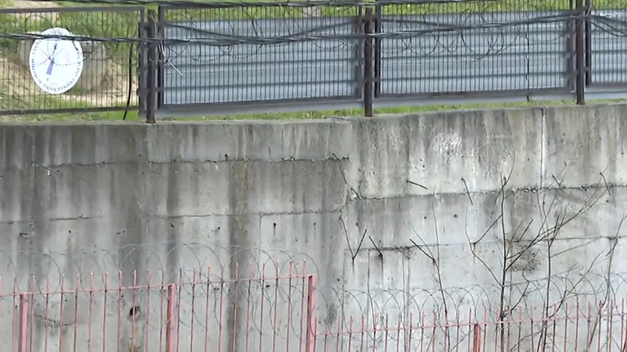Esenyurt'ta bir okulda istinat duvarı tehlikesi: Öğrenciler güvenli teneffüs yapamıyor