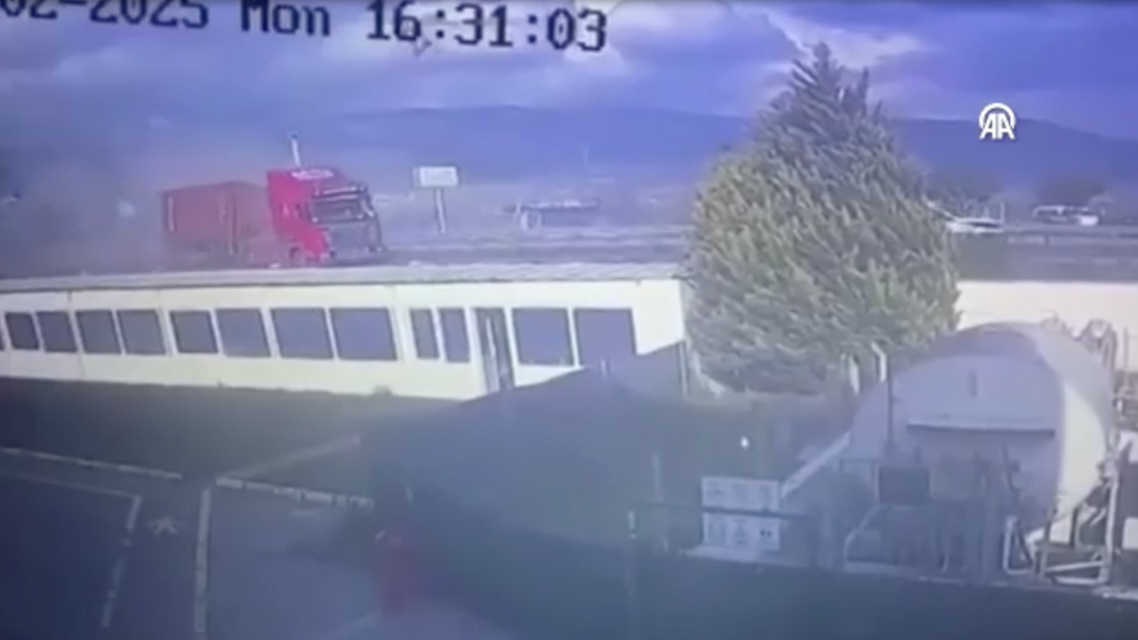 İzmir’de 4 araçlı zincirleme kazada 1 kişi hayatını kaybetti