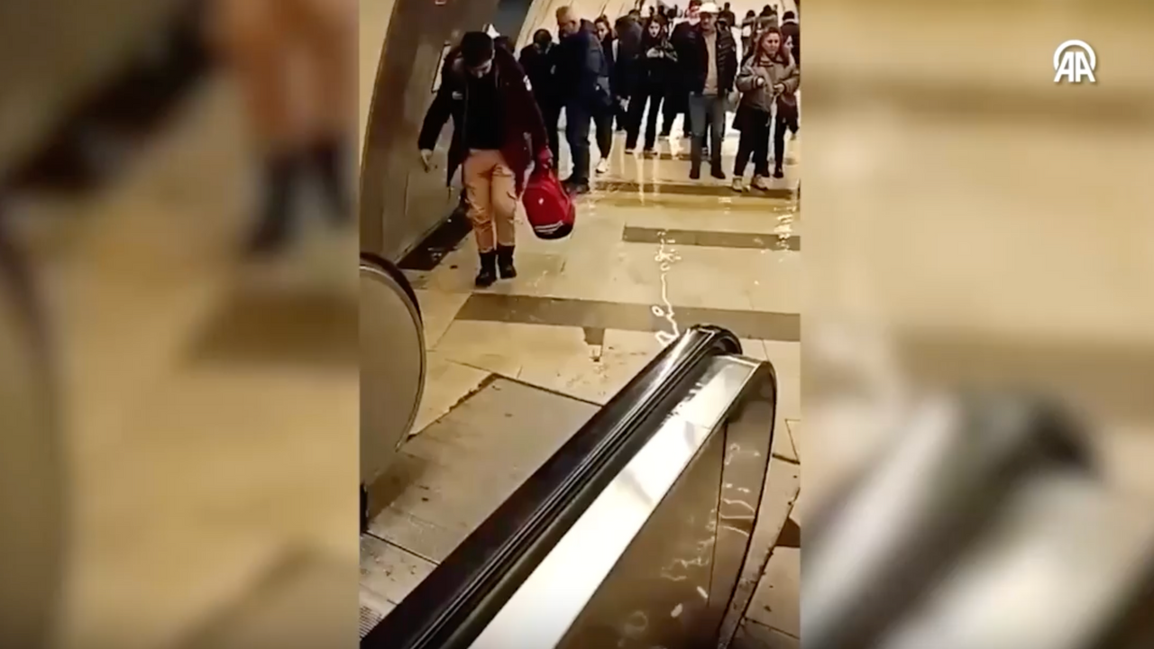 Küçükçekmece’de metrobüste alt geçidi su bastı, vatandaşlar zor anlar yaşadı