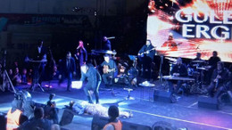 Bir anda yere yığıldı! Gülben Ergen sevenlerini korkuttu...