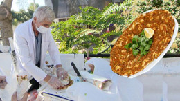 41 yıldır nostalji yaşatıyor! Kolunda sepetle sokak sokak lahmacun satıyor