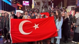 New York Times Meydanı'nda depremlerde hayatını kaybedenler için anma etkinliği