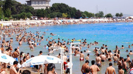Tatilde rota İstanbul'a döndü: Fırsatı bulan plajlara akın etti