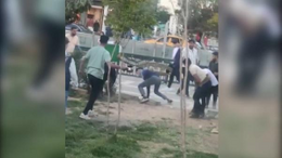 Parkta dehşet anları! Dövdüler, bıçakladılar, gasbettiler