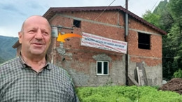 Evin duvarına pankart astı, kısmetini aradı: Gönlünün sultanını pankartla aradı