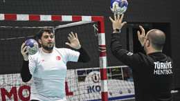 6 ŞUBAT DEPREMLERİNİN BİRİNCİ YILI - Depremzede hentbolcu Mehmet Emre, hem Beşiktaş'ta hem milli takımda kupaları kaldırmak istiyor: