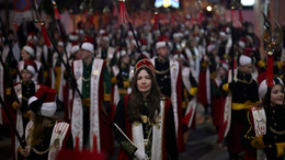 İspanya'da "Los Turcos" grubu bu yılki festivalde de kalabalık grupla geçidini yaptı