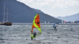 Marmaris'te adrenalin tutkunları keşişlemede sörf yaptı