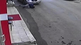 Husumetlisini silahla yaraladı, o anlar güvenlik kamerasına yansıdı